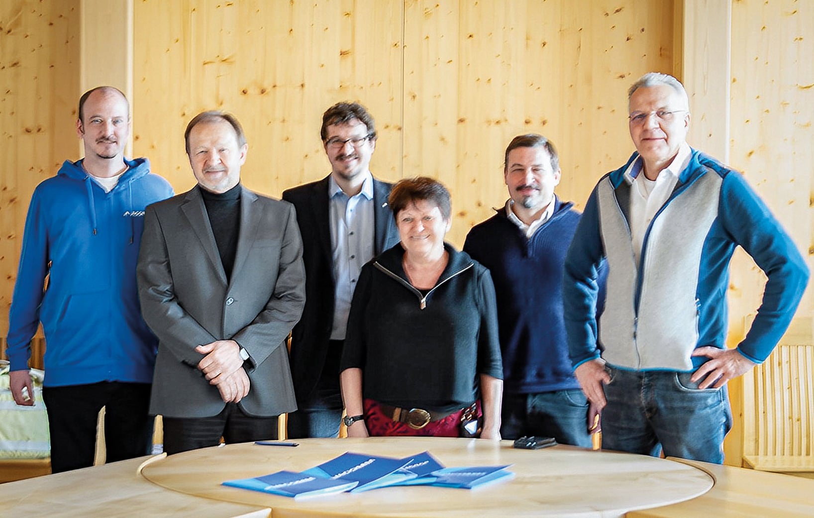 Bild: Christian, Helmut und Johannes Gallitscher (Avacomm), Aloisia Gastl, Jörg Steinleitner, Markus Hörmann (Bürgermeister*) unterzeichnen den Kooperationsvertrag mit AVACOMM Systems