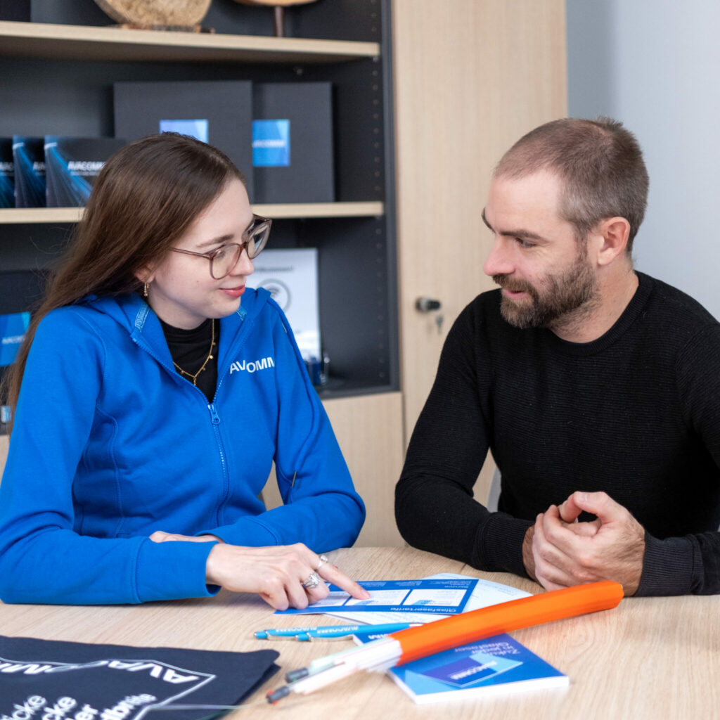 Eine Vertriebsmitarbeiterin der AVACOMM, Glasfasernetzbetreiber in Holzkirchen, im Beratungsgespräch zum privaten Glasfaser-Hausanschluss im neuen Beratungsraum am Rudolf-Diesel-Ring 27