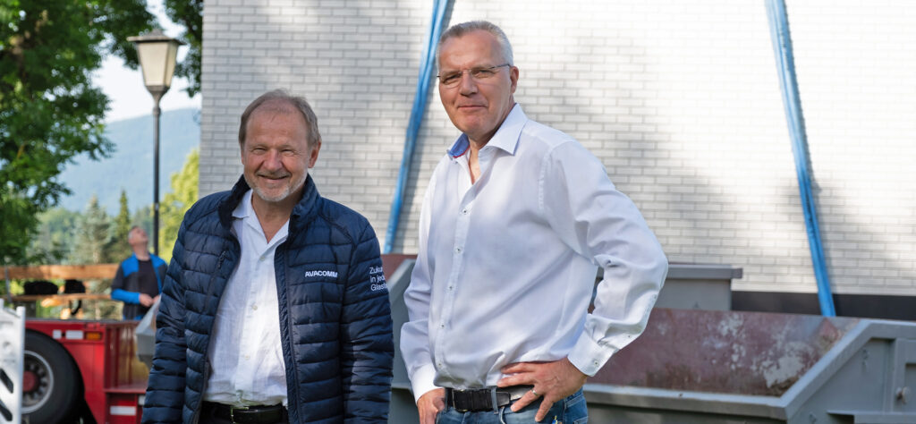 Bürgermeister Markus Hörmann (rechts im Bild) und AVACOMM-Geschäftsführer Helmut Gallitscher freuen sich über die erfolgreiche Installation des POP (Point of Presence) in Seehausen. © AVACOMM
