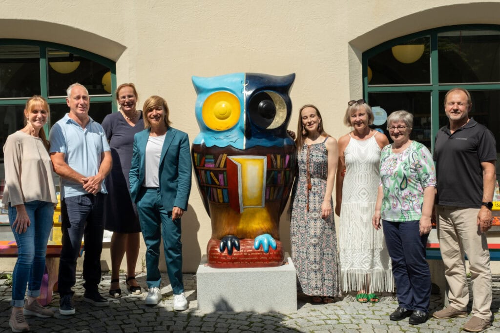 AVACOMM hat im Rahmen der Benefizaktion The Big Hoot eine Eulenskulptur der Gemeinde Holzkirchen gestiftet. Die kunstvoll gestaltete Eule von Künstlerin Eli Miklavcic wurde feierlich vor der Bibliothek am Marktplatz aufgestellt