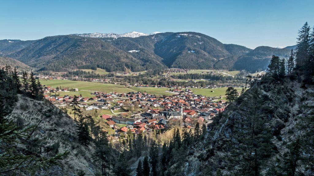 Blick von den Bergen auf Reit im Winkl, Avacomm baut das Glasfasernetz im Achental aus.