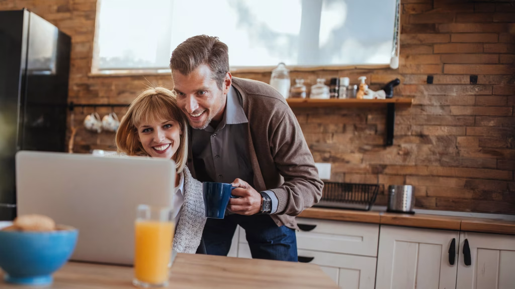 Einladender Brunch-Tisch mit Kaffee, Croissants und frischem Obst, symbolisch für den Glasfaser-Brunch von avacomm – moderne Technologie trifft auf genussvolles Networking.