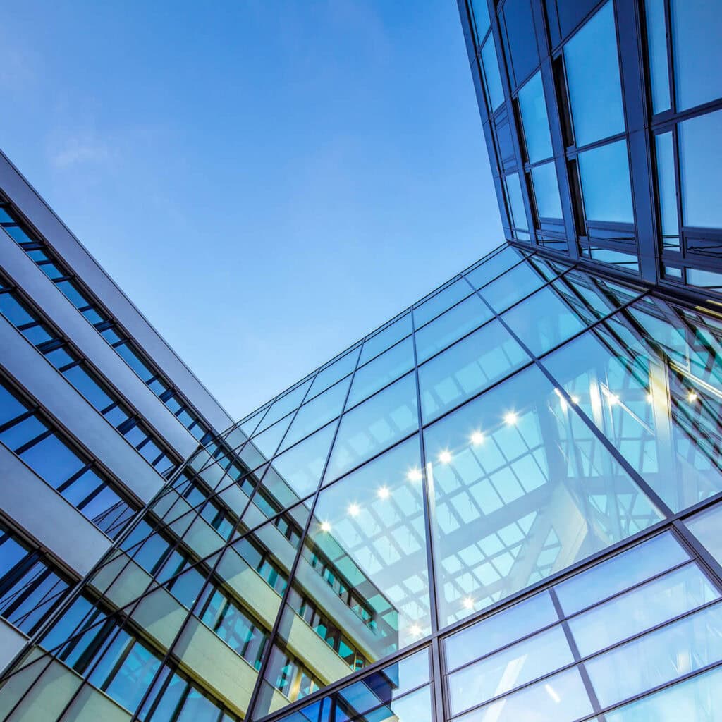 Moderne Glasfassade – Dark-Fiber-Lösungen für maximale Netzsicherheit und Performance durch AVACOMM