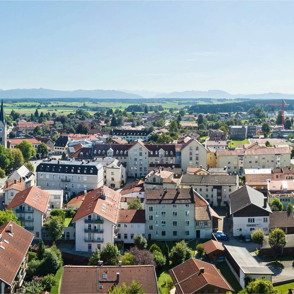 Luftaufnahme einer Stadt mit Wohnhäusern – AVACOMM Glasfasernetz für stabile Internetversorgung in der Region