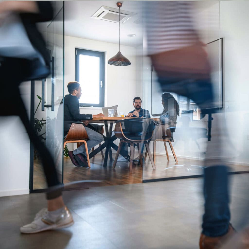 Businessmeeting im Konferenzraum – direkte Glasfaseranbindung ans Büro für stabile und schnelle Unternehmenskommunikation mit AVACOMM