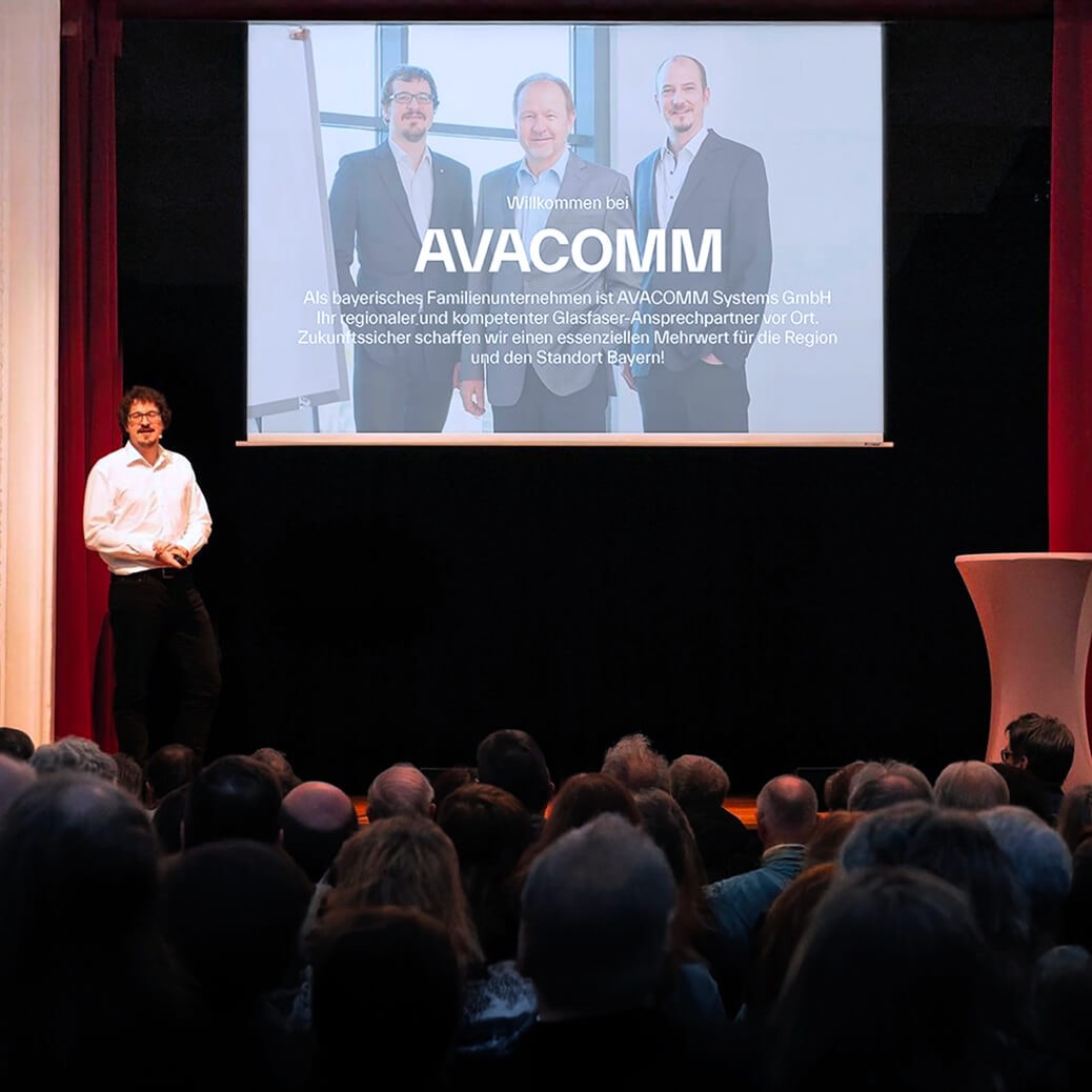 AVACOMM Management bei einer Präsentation – regionaler Glasfaseranbieter mit Herz und Know-how aus Bayern