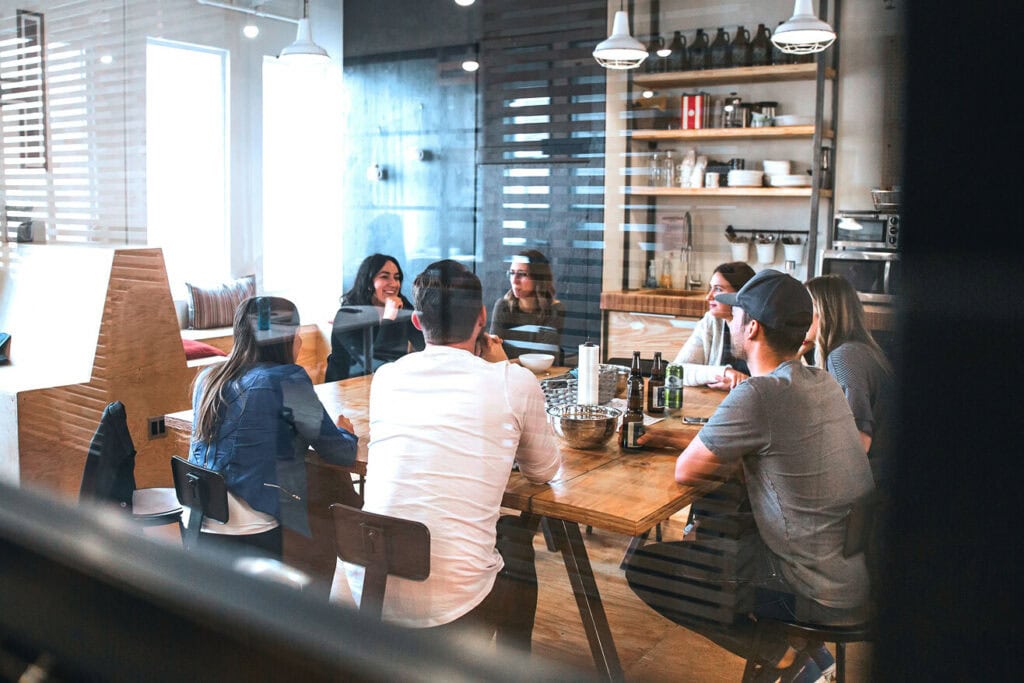 Effektive Zusammenarbeit im Teammeeting mit Glasfaser-Internet in Holzkirchen