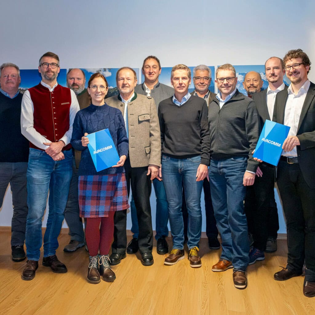 AVACOMM-Team mit Partnern im Achental – gemeinsamer Einsatz für den flächendeckenden Glasfaserausbau in der Region.