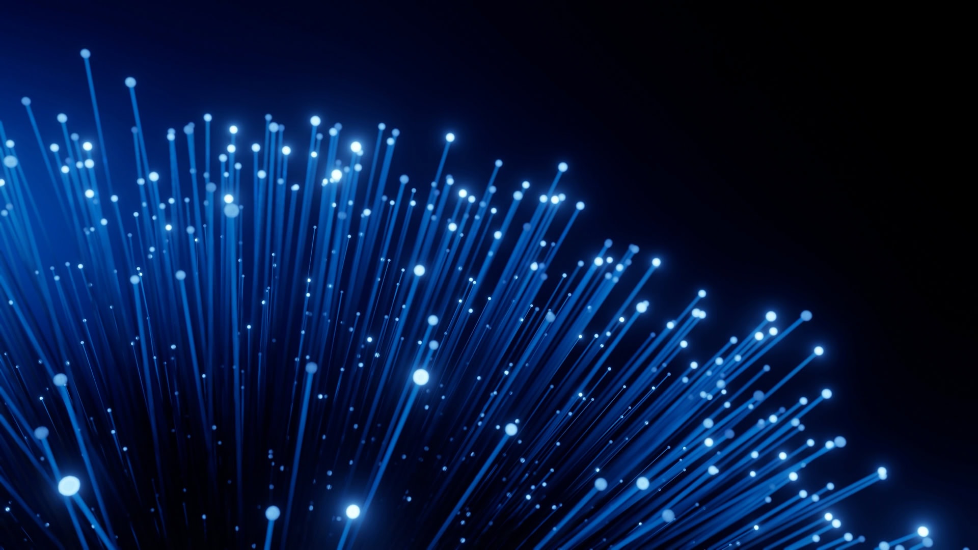 Leuchtende Glasfaserkabel in Nahaufnahme vor dunklem Hintergrund – Symbol für ultraschnelle Datenübertragung und moderne Breitbandtechnologie.