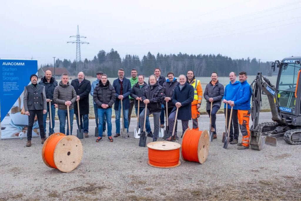 von links: Franz Hutter (Breitbandberatung), Maximilian Weiß (2. Bürgermeister Reit im Winkl), Andreas Scheck (1. Bürgermeister Marquartstein), Josef Loferer (1. Bürgermeister Schleching), Peter Schwarz (2. Bürgermeister Staudach-Egerndach), Markus Eisenkolb (Gemeinde Grassau), Stefan Kattari (1. Bürgermeister Grassau), Martin Plenk (Geschäftsleiter Gemeinde Schleching), Florian Gnadl (Gemeinde Übersee), Helmut Gallitscher (Geschäftsführer AVACOMM), Herbert Strauch (1. Bürgermeister Übersee), Johannes Gallitscher (Leitung Expansion AVACOMM), Steffen Reeser (Palladio Partners), Sami Mustafa (RL Tiefbau), Alexander Krater (Palladio Partners), Christian Gallitscher (Leitung Produktion AVACOMM), Ruzhdi Fondaj (RL Tiefbau)