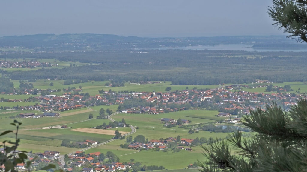 Landschaftsaufnahme, Blick auf Grassau im Hintergrund der Chiemsee