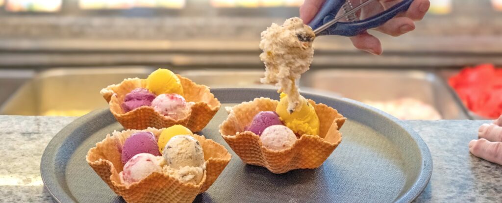 Frische Eissorten aus natürlichen Zutaten werden in Waffel-Eisbechern angerichtet.
