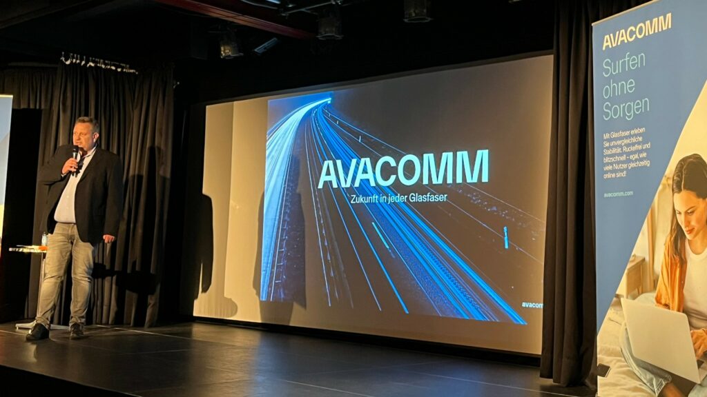 Blick auf die Bühne am Glasfaser Infoabend der Avacomm Systems GmbH, KULTUR im Oberbräu Holzkirchen