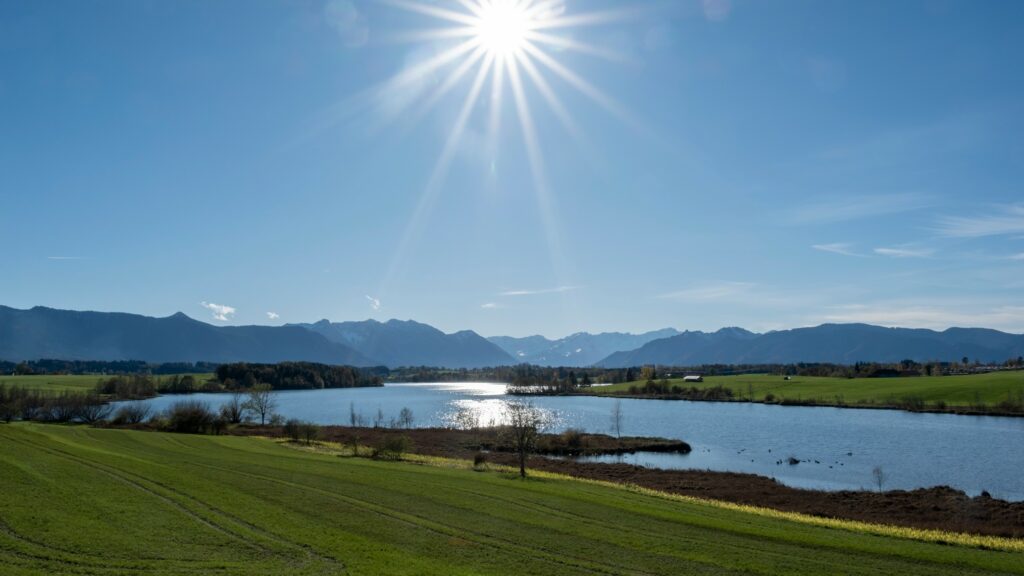 Landschaftsaufnahme am Riegsee mit Blick auf die Alpen