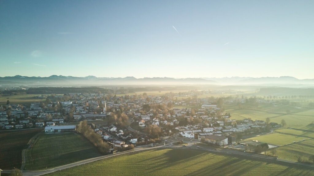 Luftaufnahme Gemeinde Otterfing im Gegenlicht