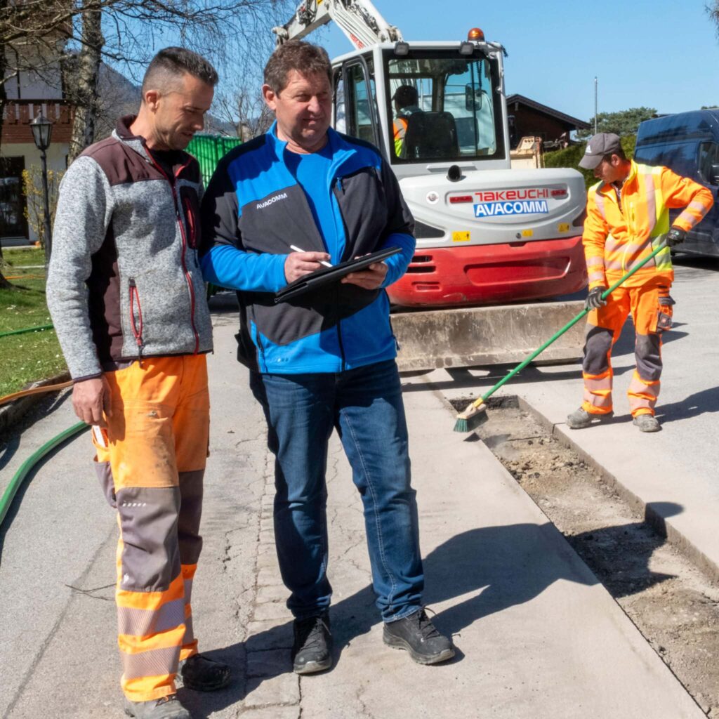 Bauleiter kontrolliert die Verlege- und Asphaltarbeiten Glasfaserausbau am Standort Grassau