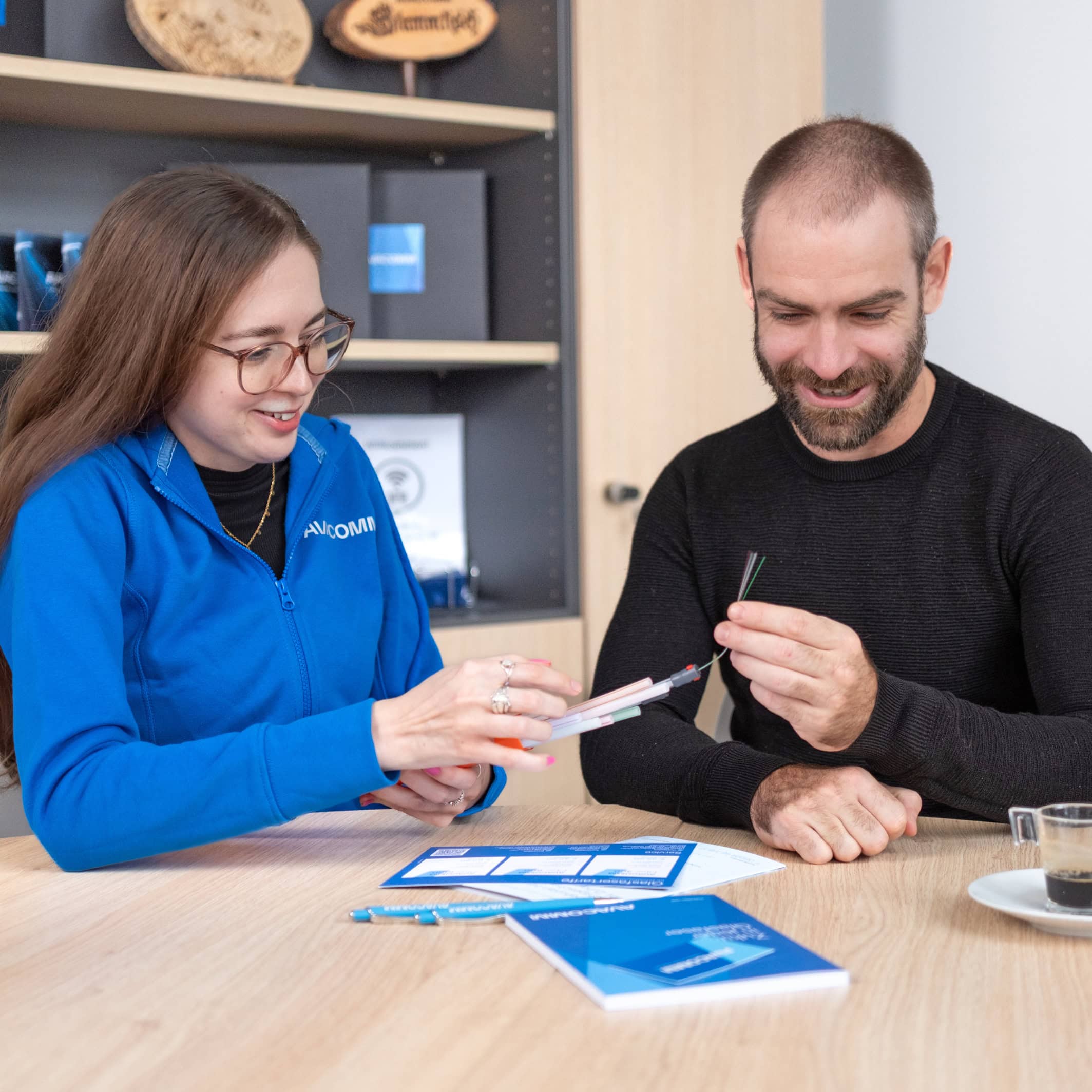AVACOMM Service-Mitarbeiterin berät persönlich zum aktuellen Ausbaustatus, zu Ihrem Anschluss und zu den passenden Tarifen, direkt vor Ort und ohne Termin im neuen Beratungsraum. Hier wird ein Glasfasermodell eunem Kunden vorgestellt.