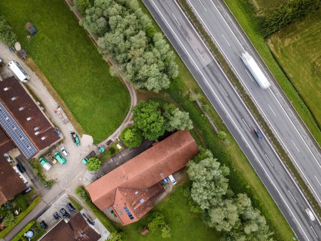 Drohnenaufnahme von der Spülbohrung an der A 8 bei Übersee, Glasfaser-Internet kommt.