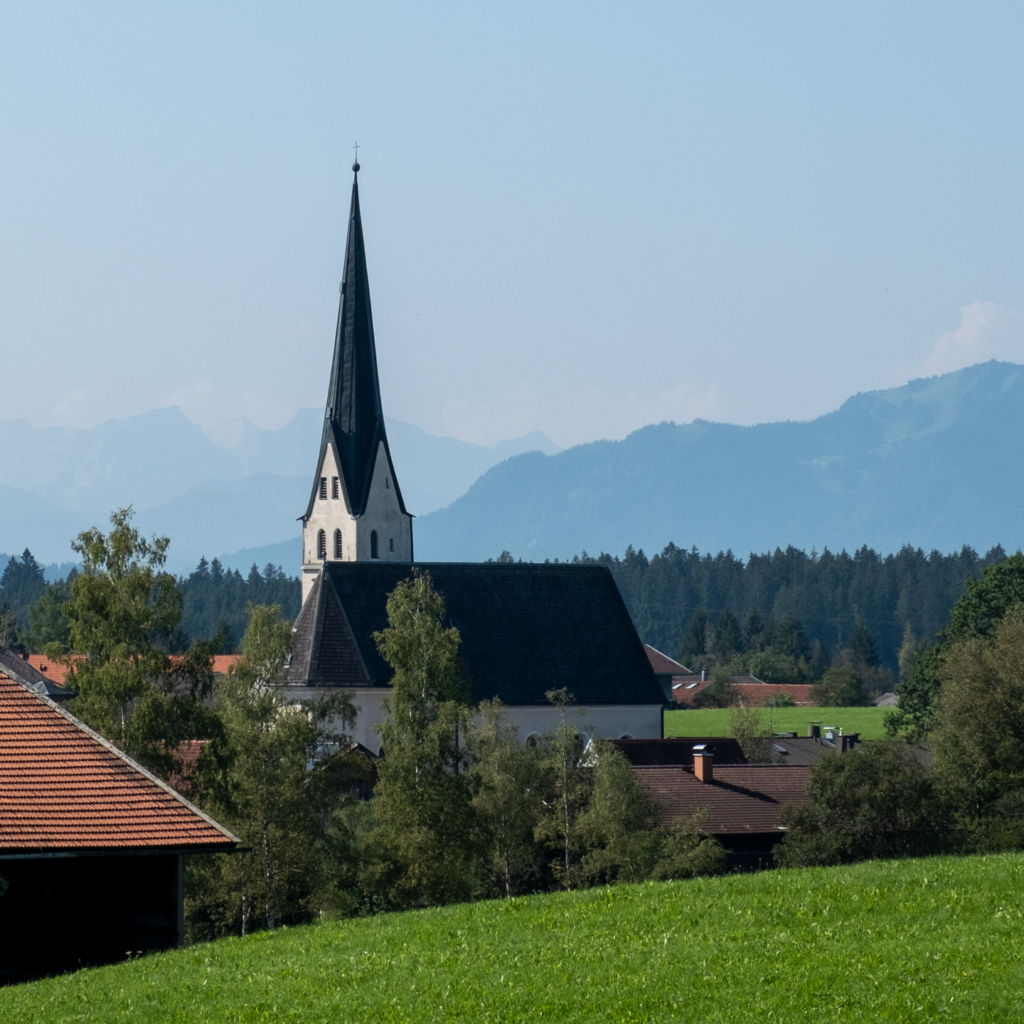 Kirche in Sachsenkam mit Blick auf die Alpen